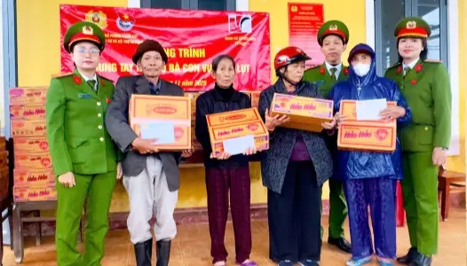 HUẾ: "Phòng Cảnh sát THAHS và HTTP chung tay vì cộng đồng" trao quà hỗ trợ người dân vùng lũ tại xã Phú Hồ