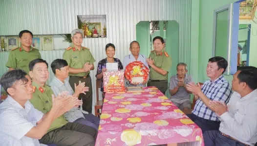 VĨNH LONG: Bàn giao nhà đại đoàn kết đến người dân có hoàn cảnh khó khăn