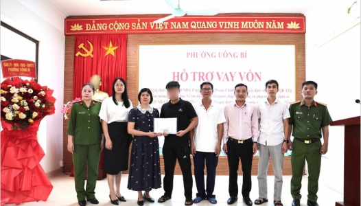 QUẢNG NINH: Công an phường Uông Bí phối hợp trao 100 triệu đồng vốn vay hỗ trợ người chấp hành xong án phạt tù, người sau cai nghiện tái hòa nhập cộng đồng