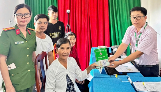 VĨNH LONG: Công an xã Long Hữu phối hợp cho người chấp hành xong án phạt tù vay vốn phát triển kinh tế