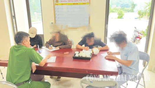 THÁI NGUYÊN: Công an xã Tân Kỳ điểm danh, kiểm diện đối tượng kết hợp tuyên truyền pháp luật