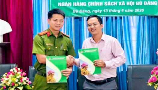 ĐỒNG NAI: Công an các xã Bom Bo, Bù Đăng, Phước Sơn, Nghĩa Trung, Thọ Sơn và Đak Nhau đã tổ chức ký kết chương trình phối hợp với Phòng giao dịch Ngân hàng chính sách xã hội Bù Đăng trong việc triển khai tín dụng chính sách, hỗ trợ tái hòa nhập cộng đồng